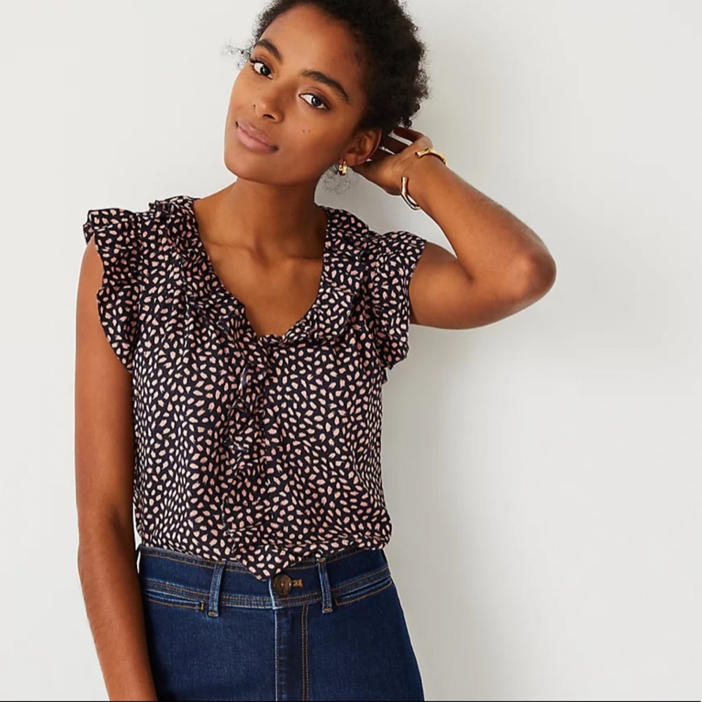 Ann Taylor v-neck ruffle shell. - Picture 4 of 11